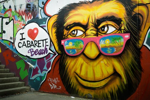 大猩猩戴着粉红色太阳镜涂鸦 · 免费素材图片