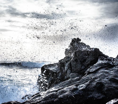 海浪撞在悬崖上 · 免费素材图片