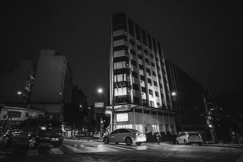 建筑物和街道的灰度摄影 · 免费素材图片