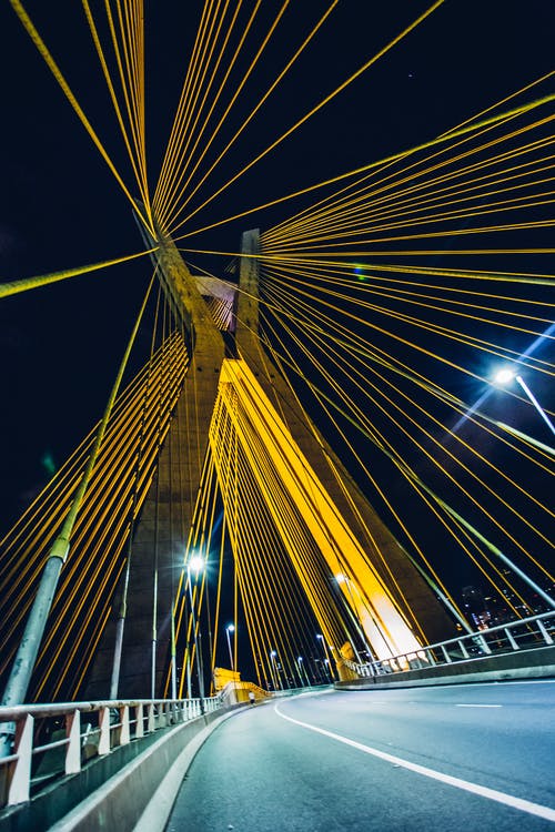 黑暗的天空下的路 · 免费素材图片