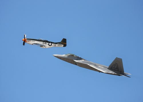 2架喷气式飞机在蓝天下飞翔 · 免费素材图片