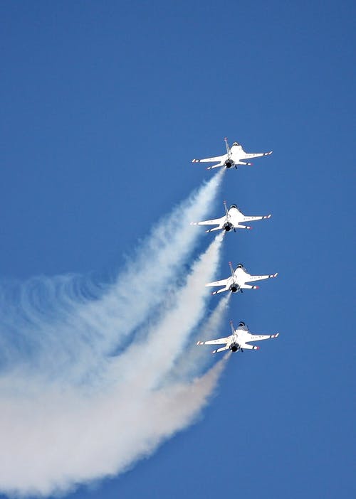 4白色喷气机在白天在天空上飞 · 免费素材图片