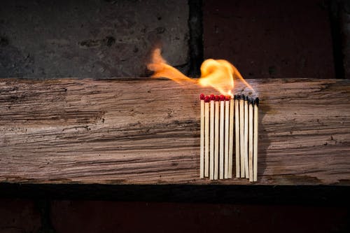 棕色木质表面上的火柴 · 免费素材图片