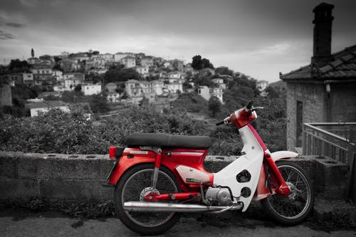 白色和红色摩托车 · 免费素材图片