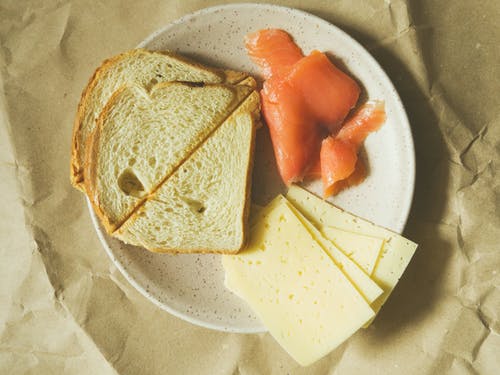 面包，奶酪和生肉在盘子上 · 免费素材图片