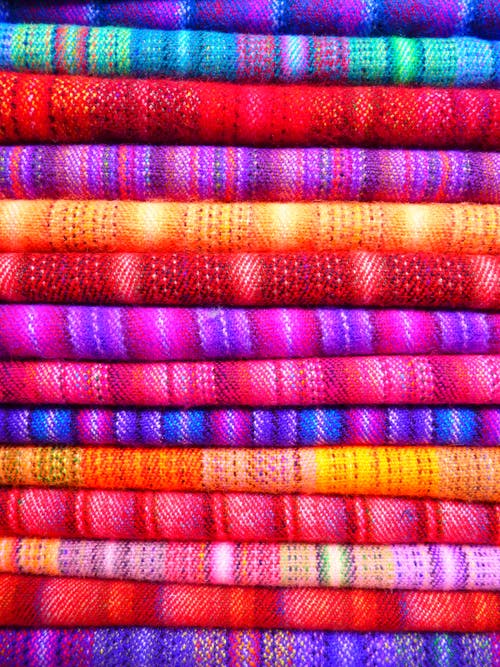黄色纺织附近的粉红色和蓝色纺织 · 免费素材图片