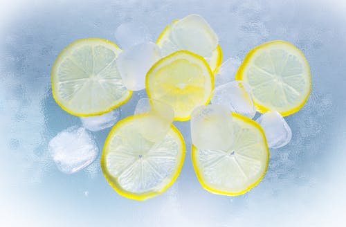 在冰水上切柠檬 · 免费素材图片