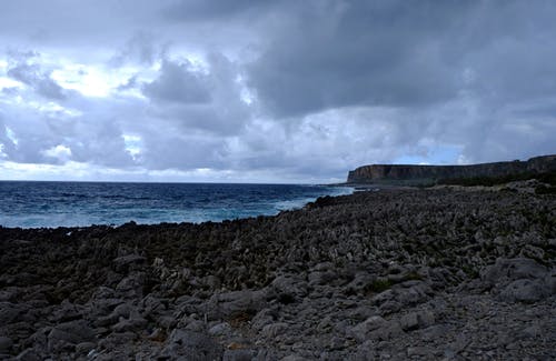 灰色的石头 · 免费素材图片