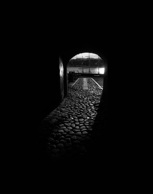 白天的黑暗隧道 · 免费素材图片