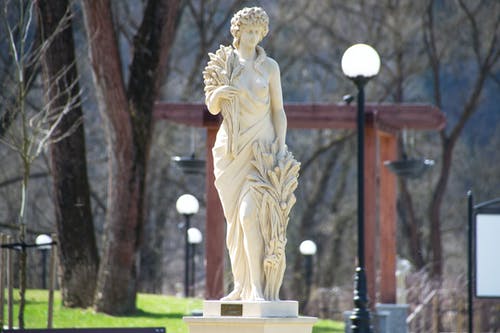 路灯旁边的女人雕像 · 免费素材图片