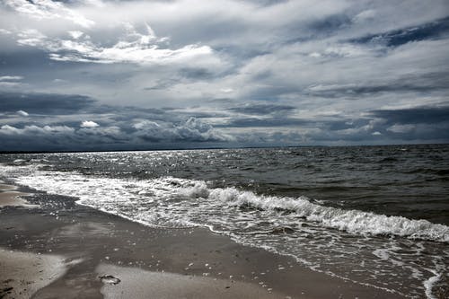 白云下的海滨 · 免费素材图片