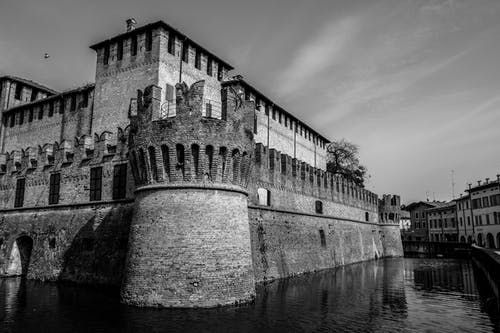 水体附近城堡的灰度摄影 · 免费素材图片