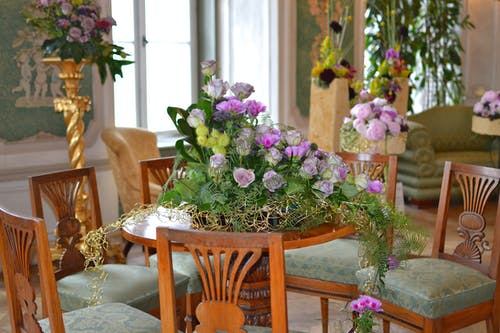 紫色花瓣放在棕色的桌子上 · 免费素材图片