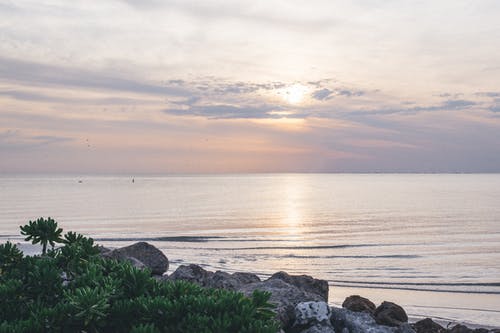 多云的天空下的水体 · 免费素材图片