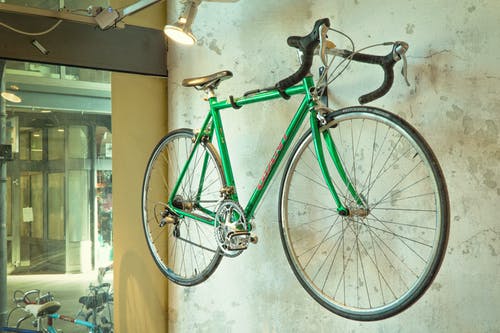 绿道自行车挂在墙上 · 免费素材图片