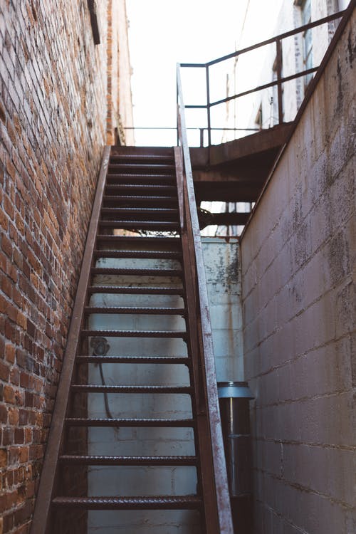棕色金属楼梯 · 免费素材图片
