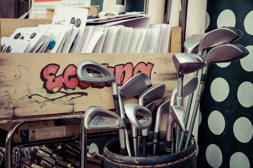 黑色高尔夫球袋中的高尔夫俱乐部 · 免费素材图片