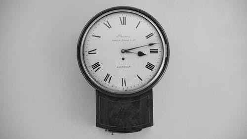 圆形黑色模拟手表 · 免费素材图片