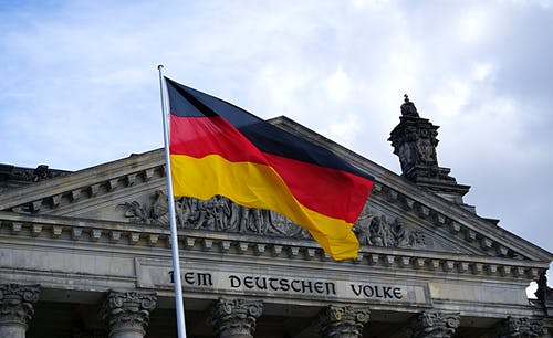 德国国旗在楼前 · 免费素材图片