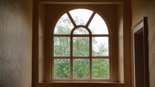 米色木制窗户 · 免费素材图片