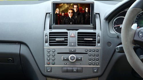 带监视器的车辆立体声 · 免费素材图片