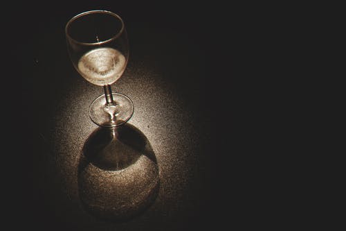 黑色表面上的透明酒杯 · 免费素材图片