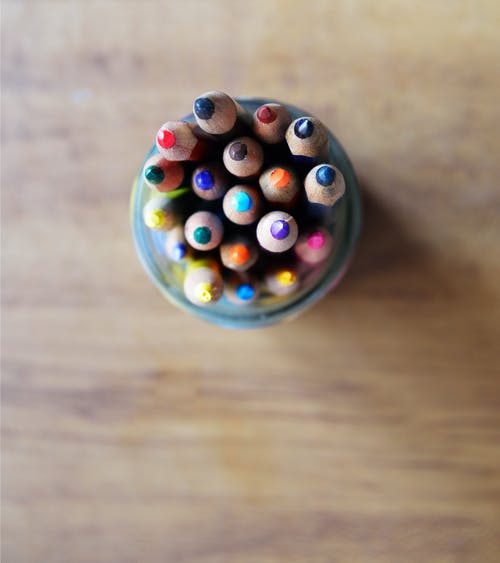 彩色铅笔顶视图摄影 · 免费素材图片
