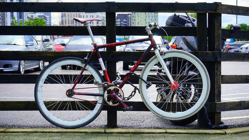 红色和白色公路自行车 · 免费素材图片