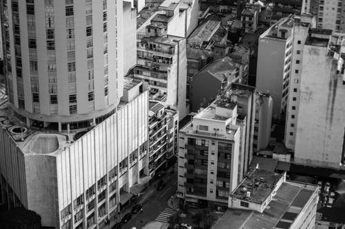 高层建筑的灰度照片 · 免费素材图片