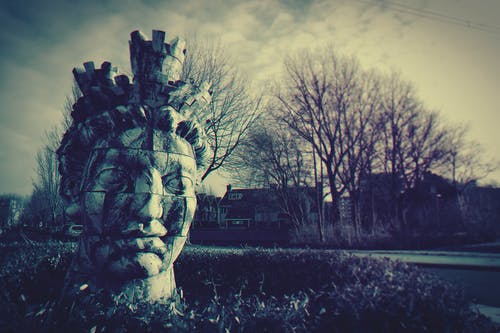 秃头树附近的人头雕像 · 免费素材图片