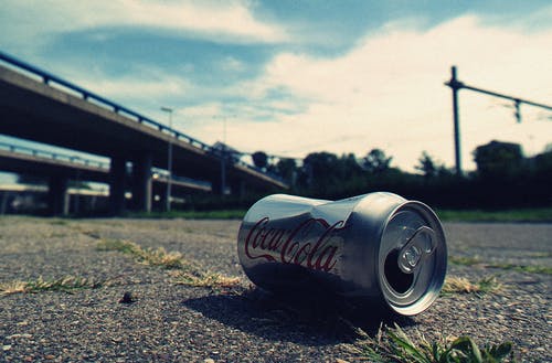 可口可乐罐的浅焦点摄影 · 免费素材图片
