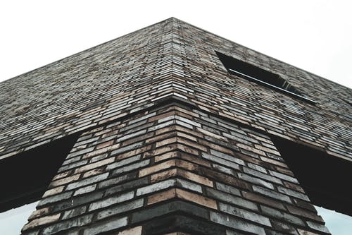 棕色混凝土建筑的低角度照片 · 免费素材图片