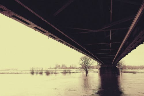 桥下河的灰度摄影 · 免费素材图片