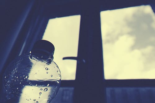 窗户旁边的透明塑料瓶 · 免费素材图片