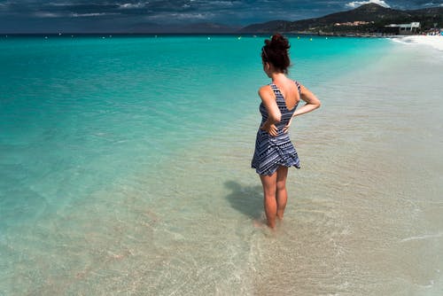 站在海滩上的女人 · 免费素材图片