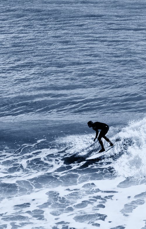 男子骑冲浪板 · 免费素材图片