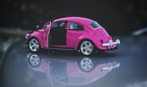 粉色压铸大众甲壳虫双门跑车比例模型 · 免费素材图片