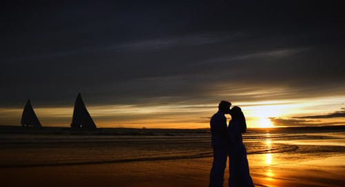 男人和女人接吻的剪影 · 免费素材图片
