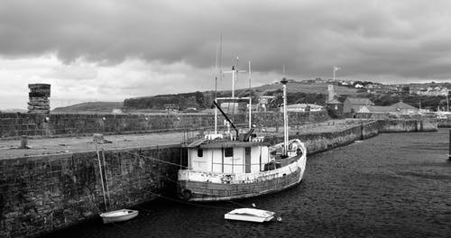 Dockj上船的灰度摄影 · 免费素材图片