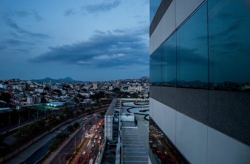 灰色和白色的建筑，俯瞰城市天际线 · 免费素材图片
