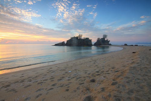 海岸线上的足迹摄影 · 免费素材图片