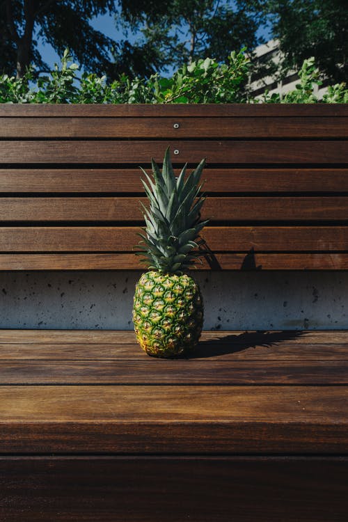 菠萝在木凳上 · 免费素材图片