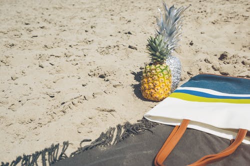 在沙滩上的两个菠萝 · 免费素材图片