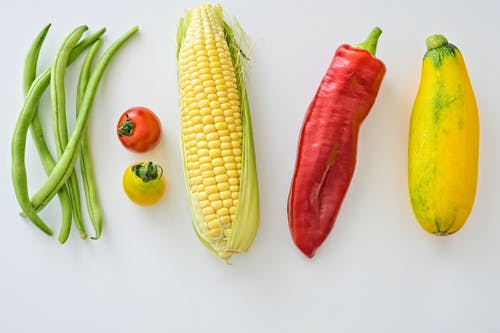 白色表面上的五种什锦的蔬菜 · 免费素材图片