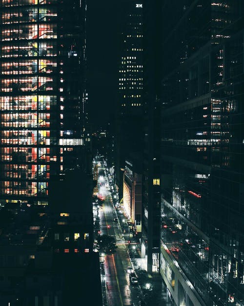 夜间在城市的车辆 · 免费素材图片