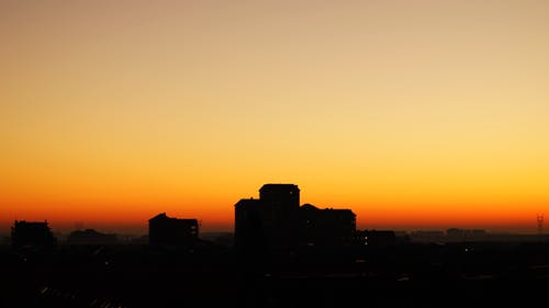 日落期间建筑物的轮廓 · 免费素材图片