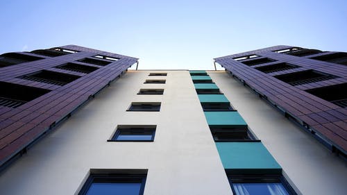 白色和紫色的混凝土建筑的低角度摄影 · 免费素材图片