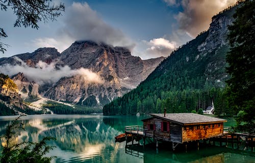 镜湖反射木房子在湖中间俯瞰山脉 · 免费素材图片