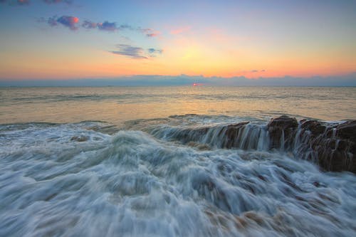 黄金时段的海浪 · 免费素材图片