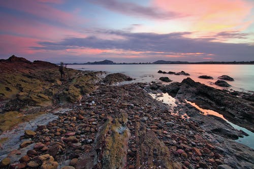 海边的灰色石头 · 免费素材图片
